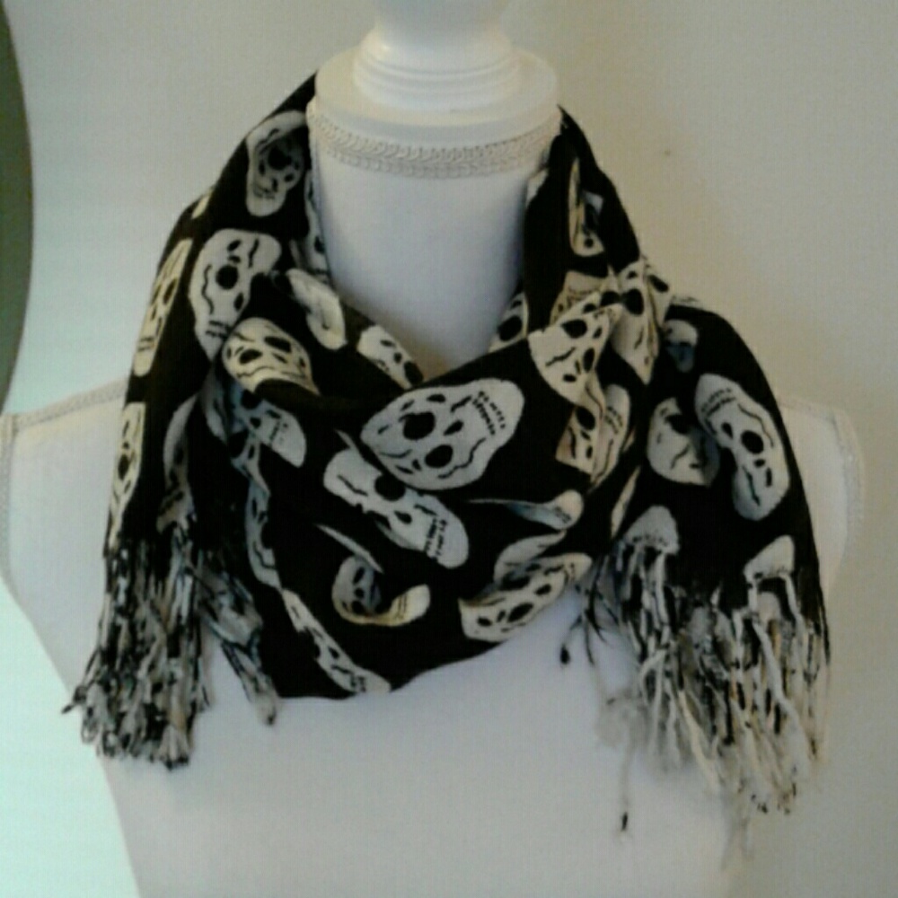 Skull Scarf - Picture 2 of 3